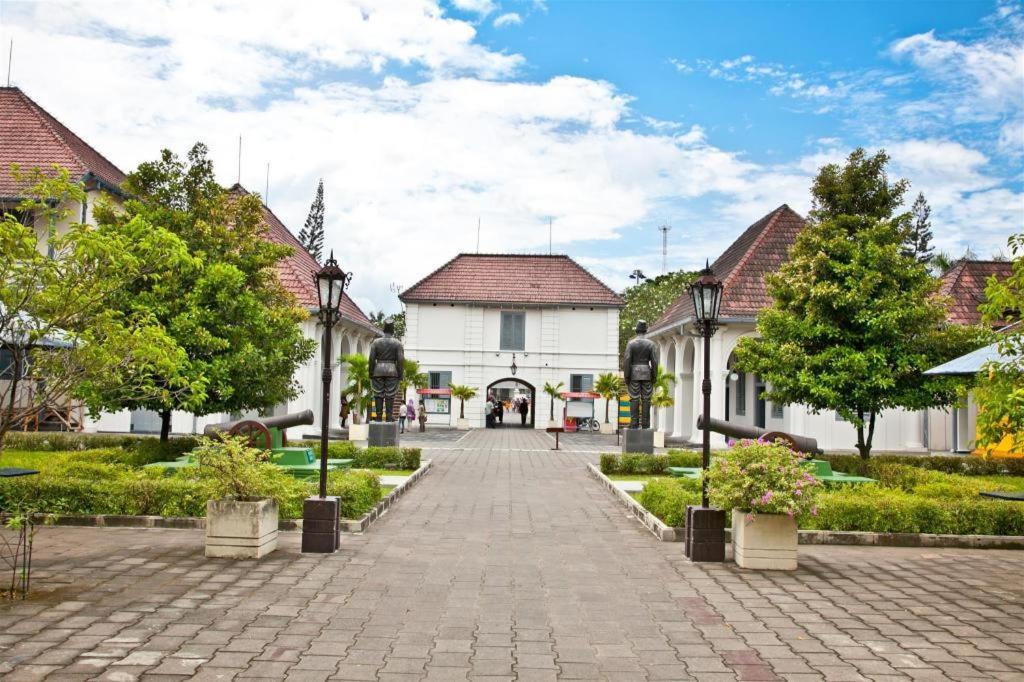 Oyo 91686 Triple S Hotel Malioboro Yogyakarta Exteriör bild